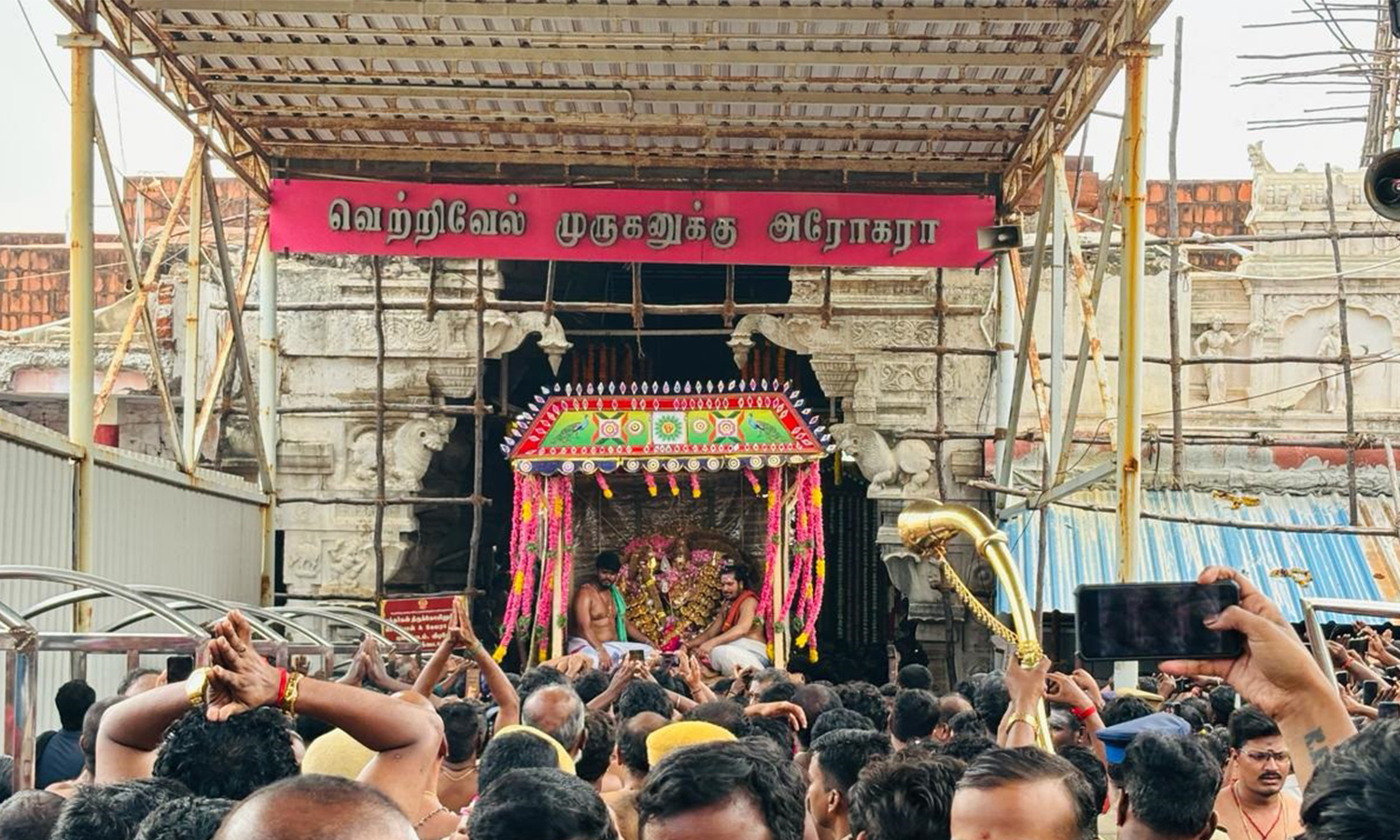 திருச்செந்தூரில் இன்று சுவாமி சண்முகர் சிவப்பு சாத்தி கோலத்தில் வீதிஉலா