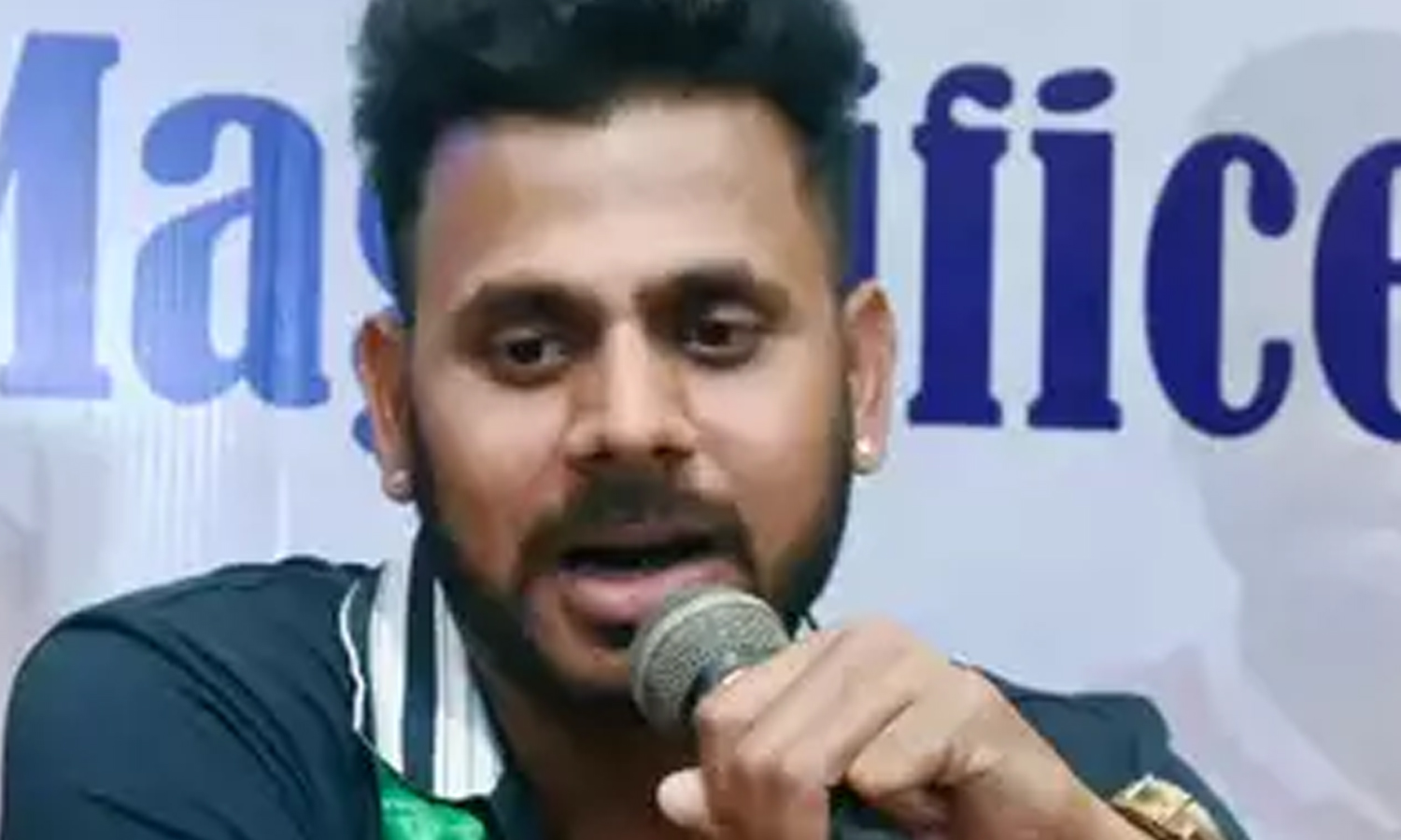 பிற வீரர்கள் தவித்த போதும் தோனி என்னை தவிர்த்தது ஏன்?: திவாரி கேள்வி