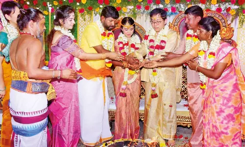 தைவான் நாட்டை சேர்ந்த காதல் ஜோடிக்கு இந்து முறைப்படி திருமணம்