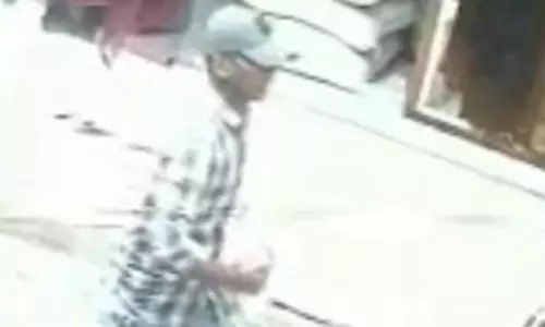 பட்டப்பகலில் பைக் பெட்டியை உடைத்து ரூ.3.77 லட்சம் திருட்டு