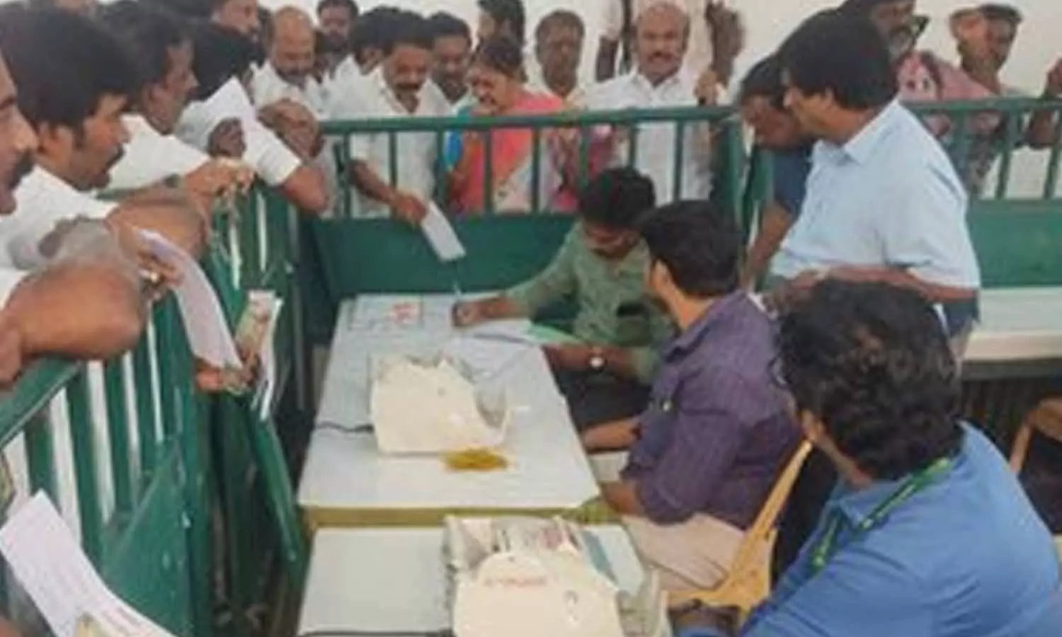 பாராளுமன்ற தேர்தல்: அ.தி.மு.க. சார்பில் போட்டியிட விருப்ப மனு வினியோகம் தொடங்கியது பாராளுமன்ற தேர்தல்: அ.தி.மு.க. சார்பில் போட்டியிட விருப்ப மனு வினியோகம் தொடங்கியது