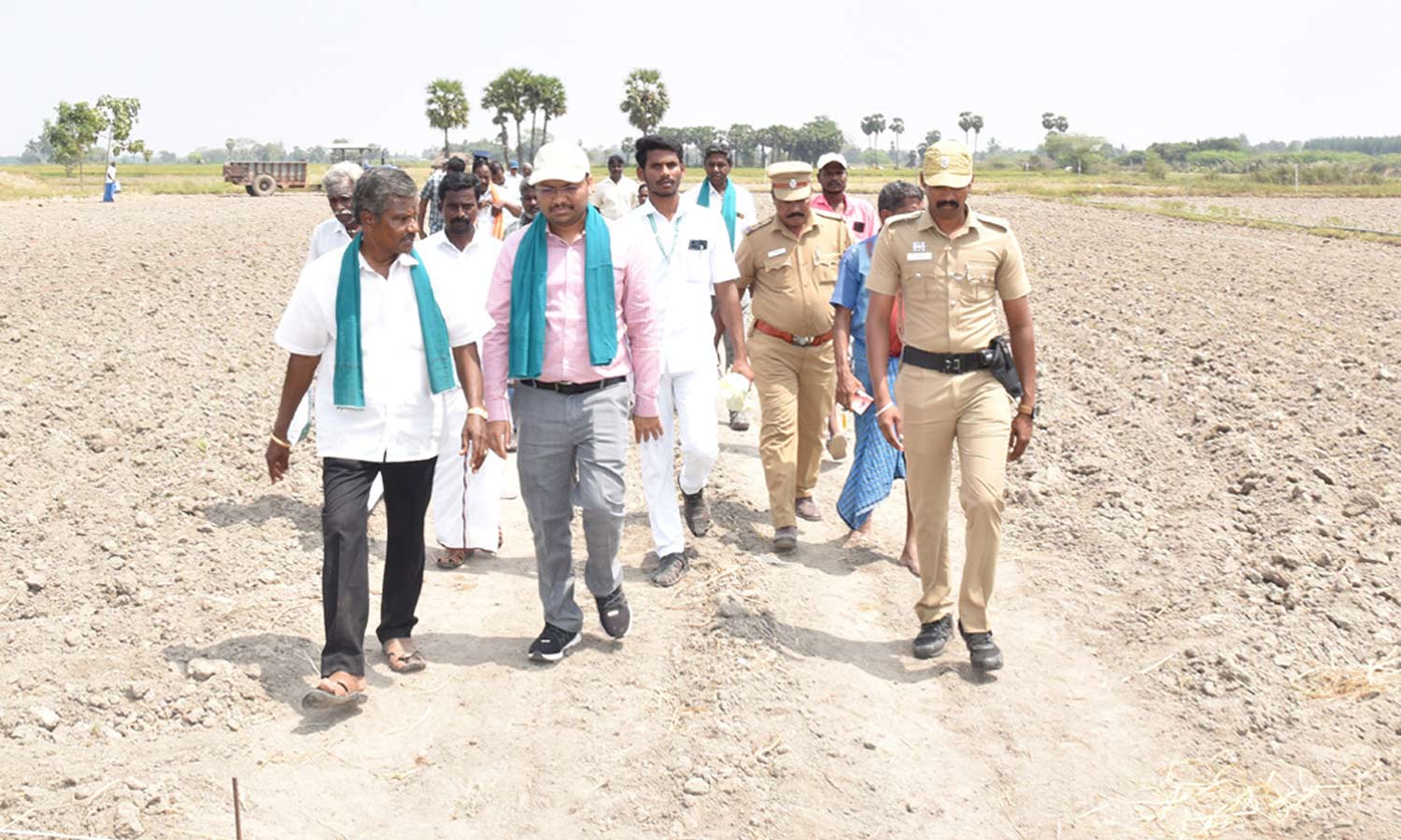 3 கி.மீ. தூரம் வயல்வெளியில் நடந்தே சென்று ஆய்வு செய்த கலெக்டர்