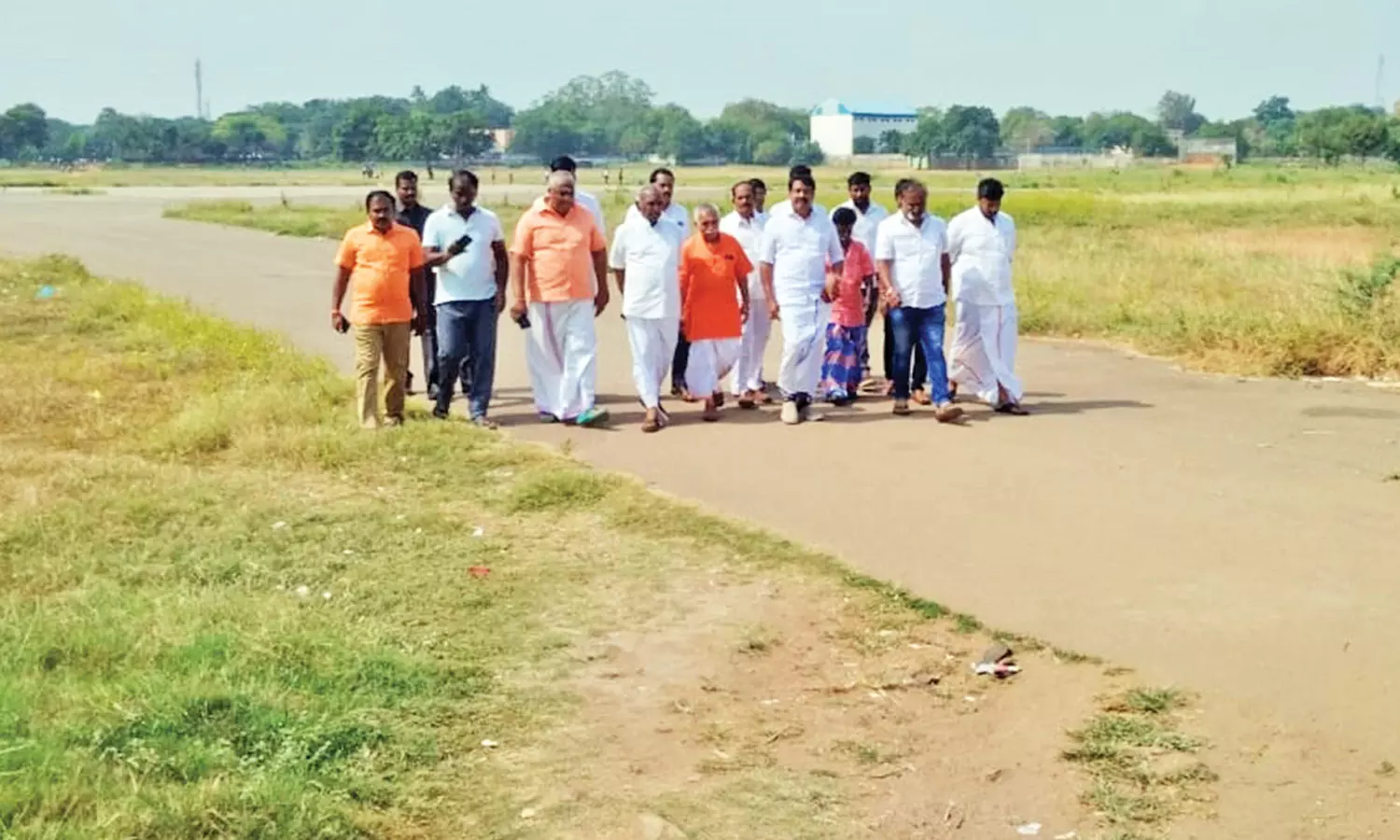 பாளை கோர்ட்டு எதிரே உள்ள தனியார் பள்ளி மைதானத்தில் பா.ஜனதா முன்னாள் மத்திய மந்திரி பொன் ராதாகிருஷ்ணன், மாநில அமைப்பு செயலாளர் கேசவ விநாயகம், நயினார் நாகேந்திரன் எம்.எல்.ஏ. மற்றும் நிர்வாகிகள் இன்று ஆய்வு செய்த காட்சி