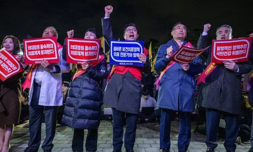 தென்கொரியாவில் 1,600 டாக்டர்கள் ராஜினாமா: உரிய சிகிச்சை கிடைக்காமல் நோயாளிகள் அவதி