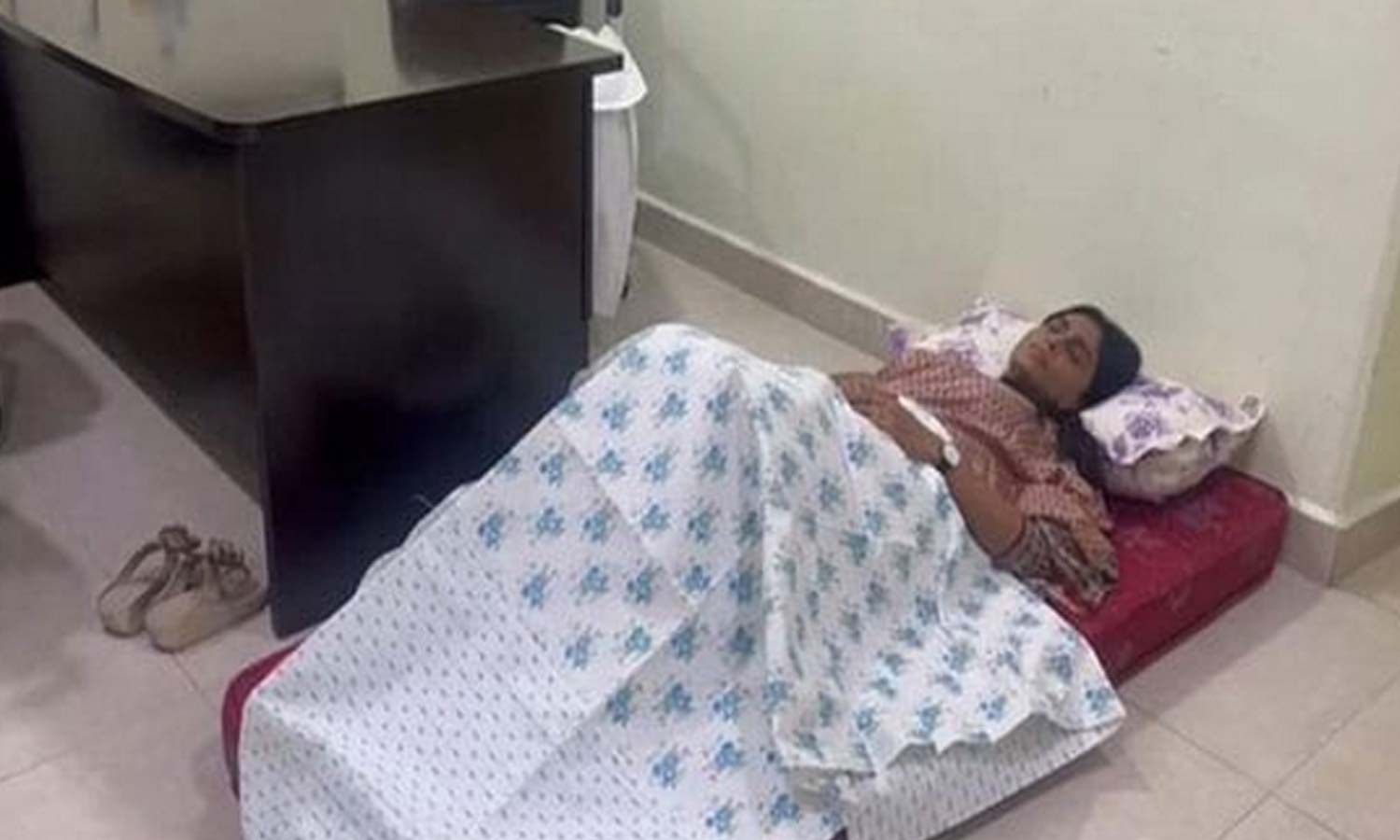 வீட்டுக்காவலை தவிர்க்க காங்கிரஸ் அலுவலகத்தில் உறங்கிய ஒய்.எஸ்.சர்மிளா