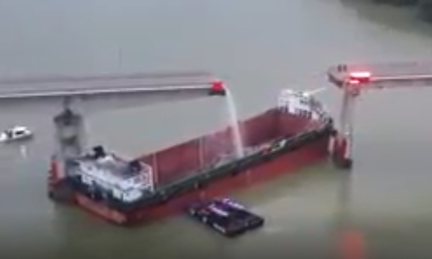 பாலத்தில் மோதி நின்ற கப்பல்: 2 பேர் உயிரிழப்பு