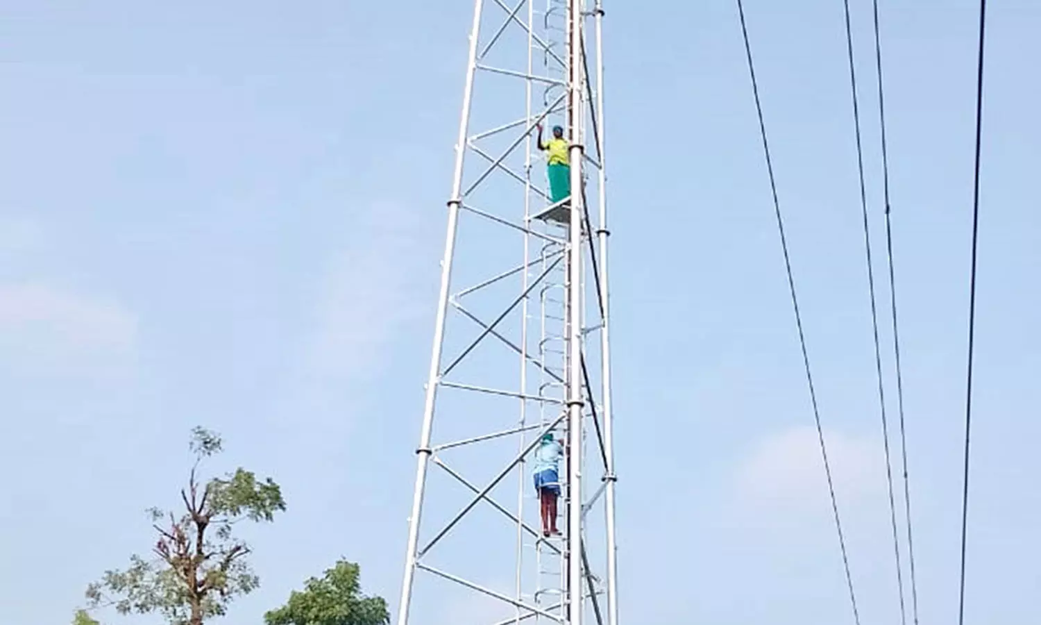 அரியலூர் அருகே செல்போன் டவரில் ஏறி விவசாயிகள் போராட்டம் அரியலூர் அருகே செல்போன் டவரில் ஏறி விவசாயிகள் போராட்டம்