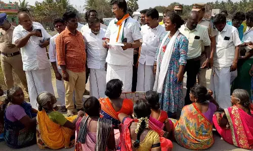 டாஸ்மாக் கடையை இடமாற்றம் செய்ய கோரி எம்.பி. காரை வழிமறித்து முற்றுகையிட்ட பொதுமக்கள்