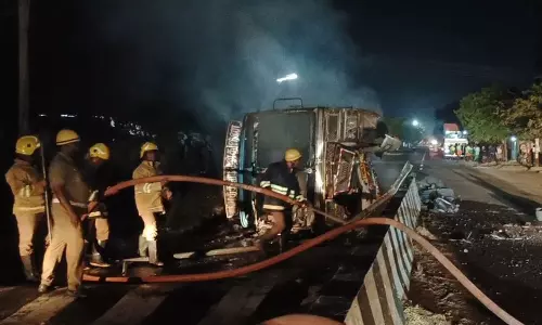 கோவில்பட்டி அருகே தடுப்பு சுவரில் மோதி, நடுரோட்டில் தீப்பற்றி எரிந்த லாரி