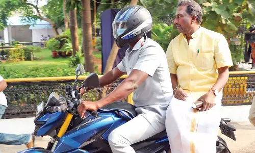 புதுச்சேரி சட்டசபை கூட்டத்துக்கு மோட்டார் சைக்கிளில் வந்த சுயேட்சை எம்.எல்.ஏ.