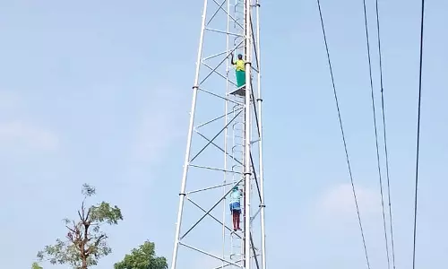 அரியலூர் அருகே செல்போன் டவரில் ஏறி விவசாயிகள் போராட்டம்