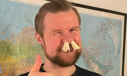 மூக்கில் 68 தீக்குச்சிகளை திணித்து சாதனை படைத்த வாலிபர்