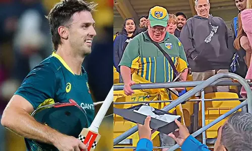 ஆஸ்திரேலிய ரசிகருக்கு சர்ப்ரைஸ் கொடுத்த மிட்செல் மார்ஷ்- வைரலாகும் நெகிழ்ச்சி வீடியோ