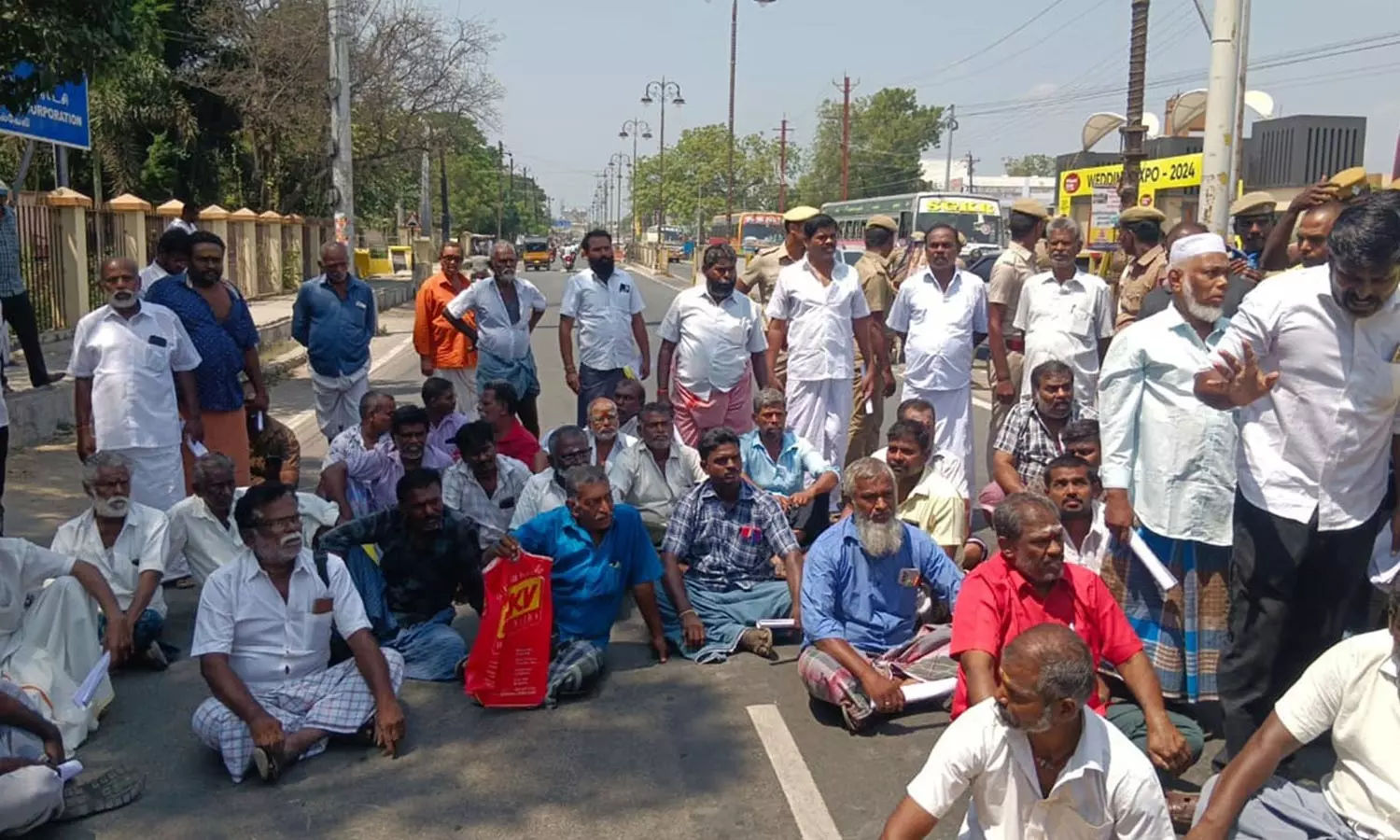 டவுன் போஸ் மார்க்கெட் கடைகளுக்கு பொது ஏலம்- வியாபாரிகள் மறியல் டவுன் போஸ் மார்க்கெட் கடைகளுக்கு பொது ஏலம்- வியாபாரிகள் மறியல்