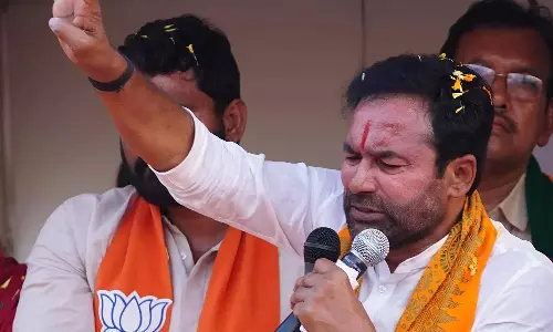 காங்கிரசுக்கு ஓட்டு போடுவது வாக்கை குப்பையில் வீசுவதற்கு சமம்