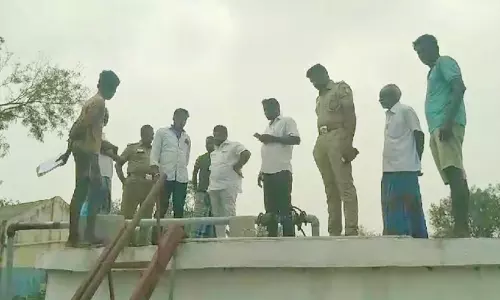 தெரு நாயை அடித்து கொன்று குடிநீர் தொட்டியில் வீசிய மர்மநபர்கள்- போலீசார் தீவிர விசாரணை