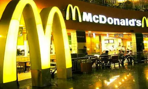 போலி பாலாடைக்கட்டி - மெக் டொனால்டு உணவகத்தின் உரிமம் ரத்து