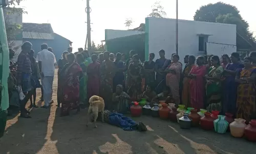 அரசு பஸ்சை சிறை பிடித்து பெண்கள் காலிக்குடங்களுடன் சாலை மறியல்