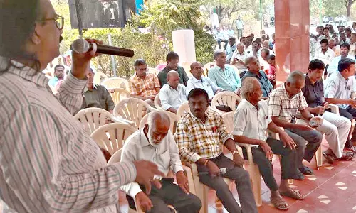 8-வது நாளாக பேராசிரியர்கள் தொடர் உள்ளிருப்பு போராட்டம்- விடைத்தாள் திருத்தும் பணிகள் பாதிப்பு