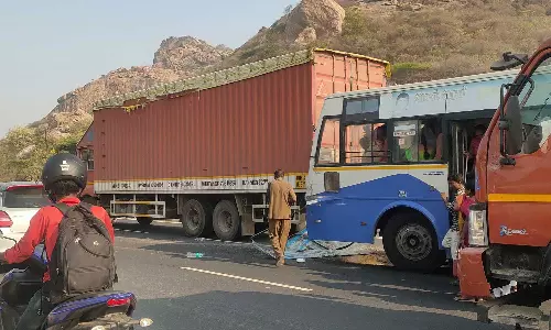 சூளகிரி அருகே நாய் குறுக்கே வந்ததால் விபத்து- கண்டெய்னர் லாரி மீது அரசு பஸ் மோதி 5 பேர் காயம்