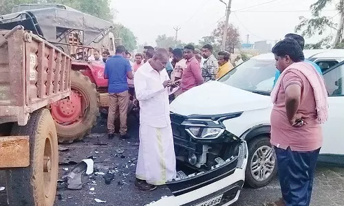 கடையநல்லூரில் கார்-டிராக்டர் நேருக்கு நேர் மோதல்: காரில் பாதுகாப்பு பலூன் வெடித்ததால் காயம் இன்றி உயிர் தப்பினர்