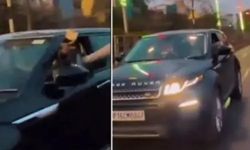 ஓடும் காரில் இருந்து சாலையில் பணத்தை தூக்கி வீசிய வாலிபர்