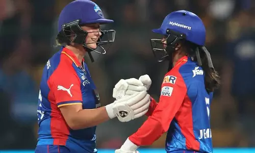 மகளிர் பிரீமியர் லீக்: கடைசி பந்தில் சிக்ஸ் விளாசி வெற்றி பெற்றது மும்பை இந்தியன்ஸ்