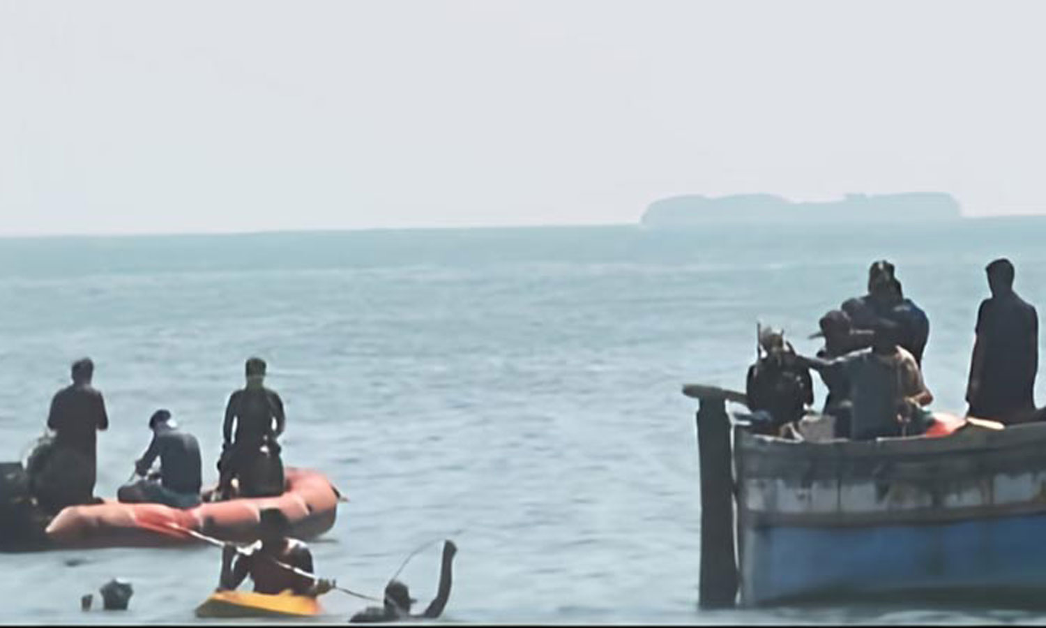 கடலில் வீசப்பட்ட 10 கிலோ தங்க கட்டிகள்: 3-வது நாளாக தேடும் பணி தீவிரம்