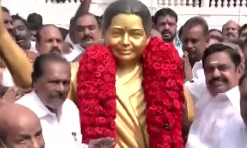 76-வது பிறந்தநாள்: ஜெயலலிதா சிலைக்கு எடப்பாடி பழனிசாமி மரியாதை