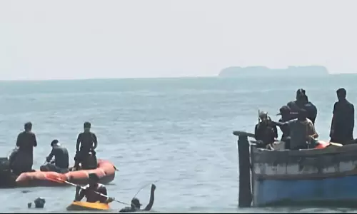 கடலில் வீசப்பட்ட 10 கிலோ தங்க கட்டிகள்: 3-வது நாளாக தேடும் பணி தீவிரம்