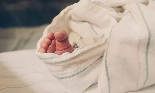 வீட்டில் நடந்த பிரசவத்தில் தாய்-குழந்தை மரணம்: அக்குபஞ்சர் மருத்துவர் கைது