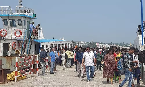 கன்னியாகுமரியில் திரண்ட சுற்றுலா பயணிகள்