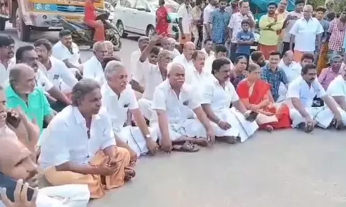 ஜெயலலிதா பேனர் அகற்றம்: எம்.எல்.ஏ. தலைமையில் அ.தி.மு.க.வினர் மறியல்