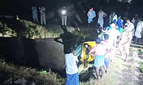 கிணற்றில் ஆட்டோ கவிழ்ந்து 2 சிறுவர்கள் பலி