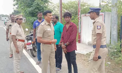 திண்டிவனம் அருகே தலை நசுங்கிய நிலையில் சாலையில் கிடந்த இளம்பெண் உடல்- காதலனிடம் போலீசார் விசாரணை