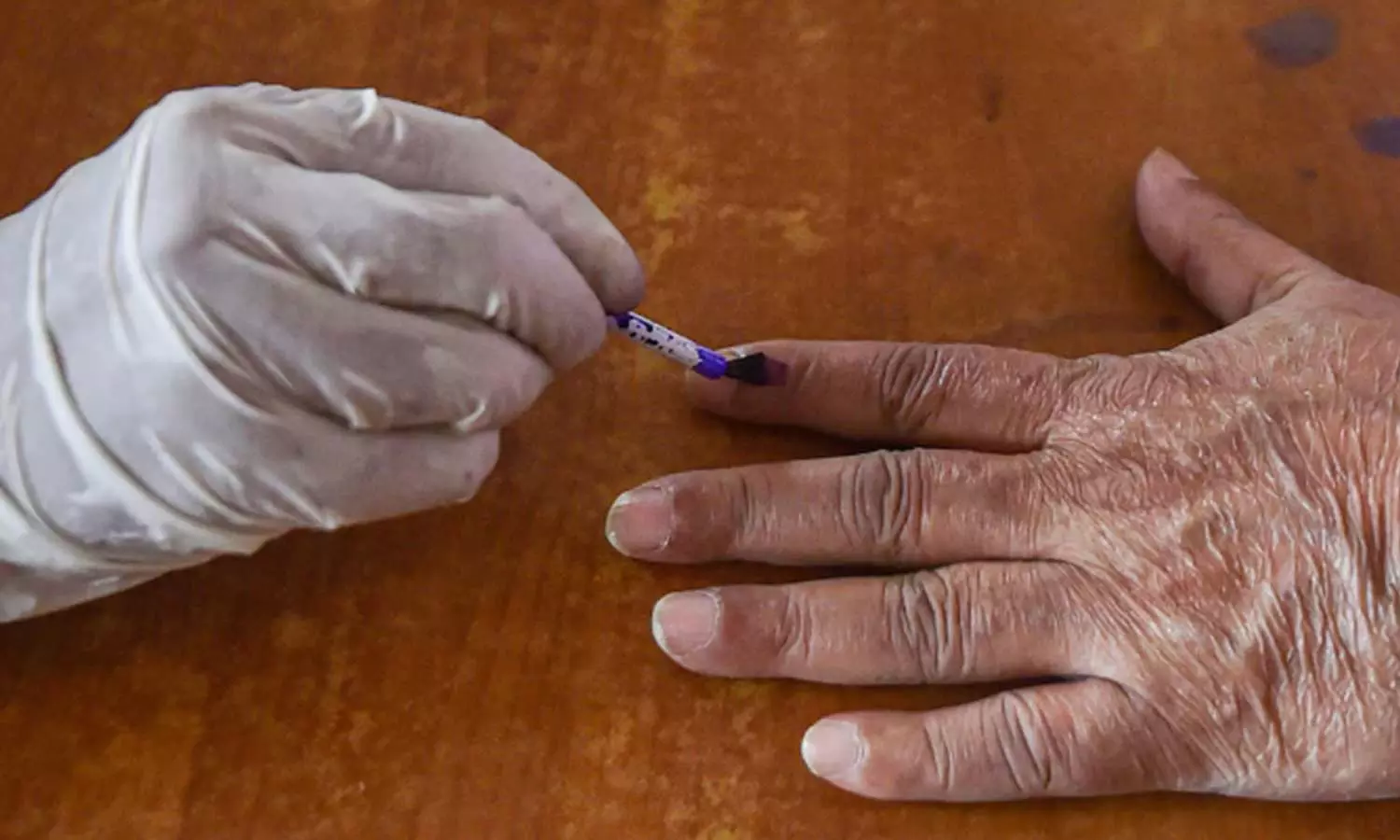 பாராளுமன்ற தேர்தலையொட்டி மைசூருவில் 26 லட்சம் பாட்டில் அழியாத மை தயாரிக்கும் பணி தீவிரம் பாராளுமன்ற தேர்தலையொட்டி மைசூருவில் 26 லட்சம் பாட்டில் அழியாத மை தயாரிக்கும் பணி தீவிரம்