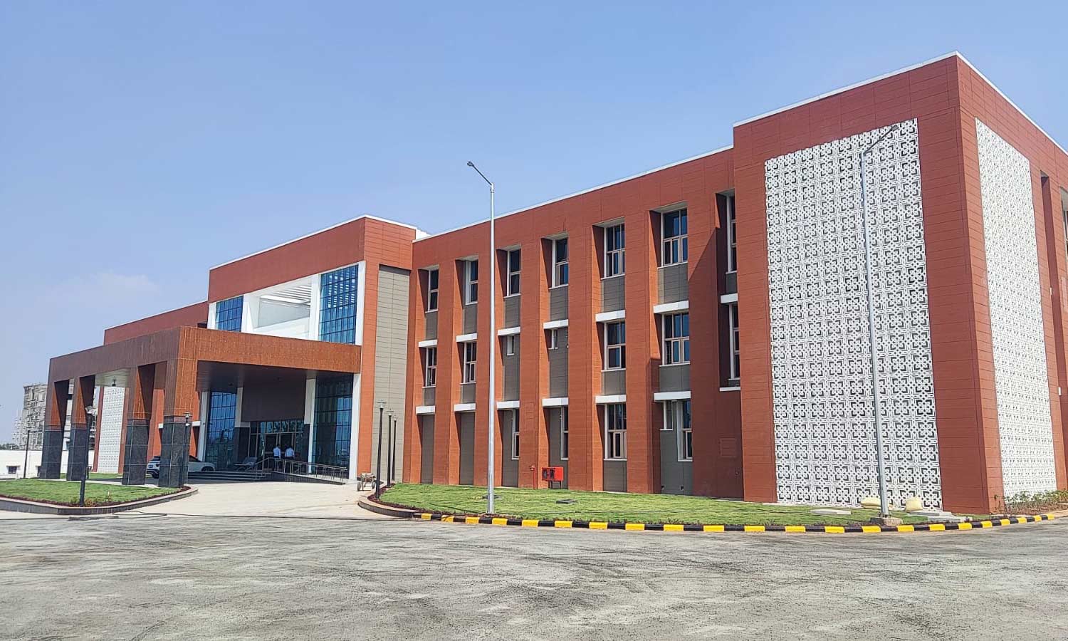 100 படுக்கை வசதியுடன் ரூ.81 கோடி மதிப்பில் கட்டப்பட்ட இ.எஸ்.ஐ., மருத்துவமனை இன்று திறப்பு