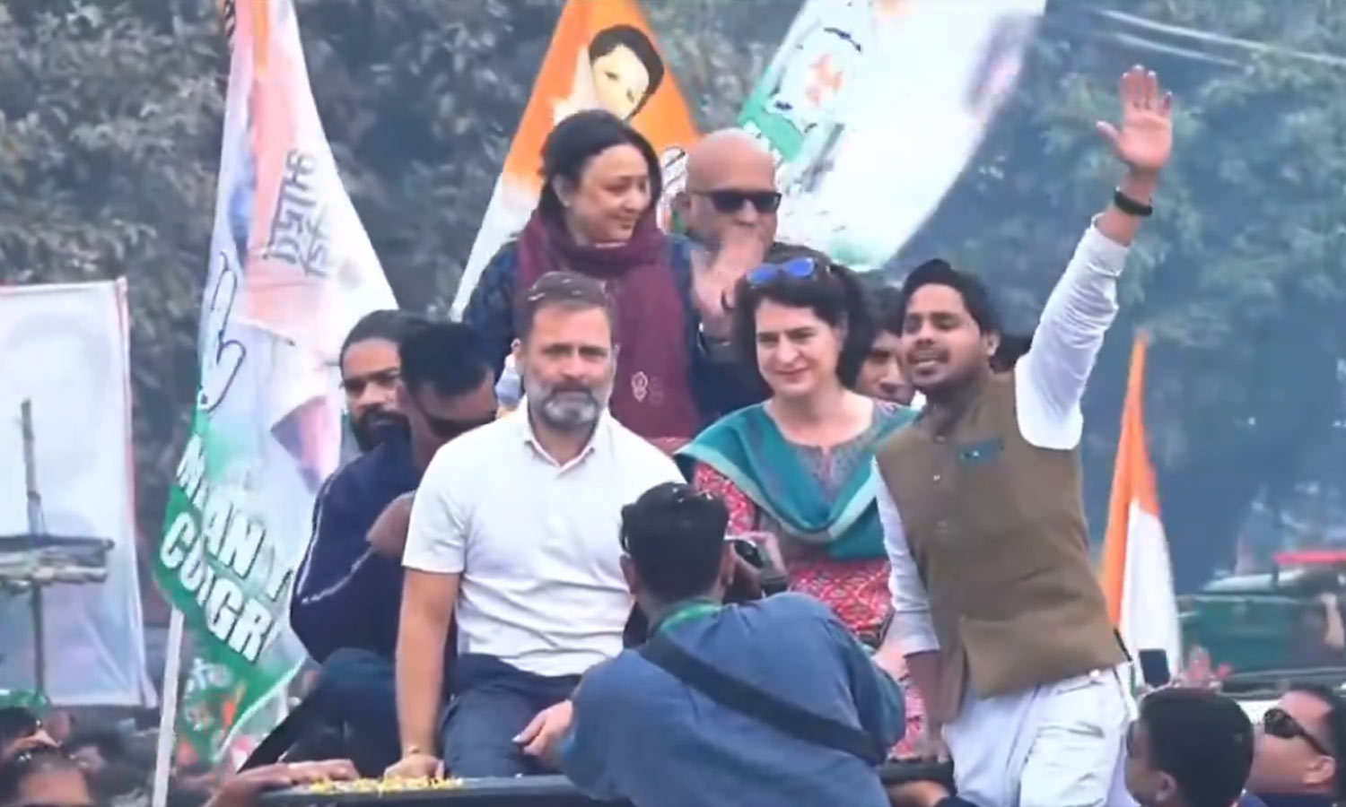 சாலையில் அமர்ந்திருக்கும் விவசாயிகள் உங்களுக்கு தெரியவில்லையா?: பிரியங்கா