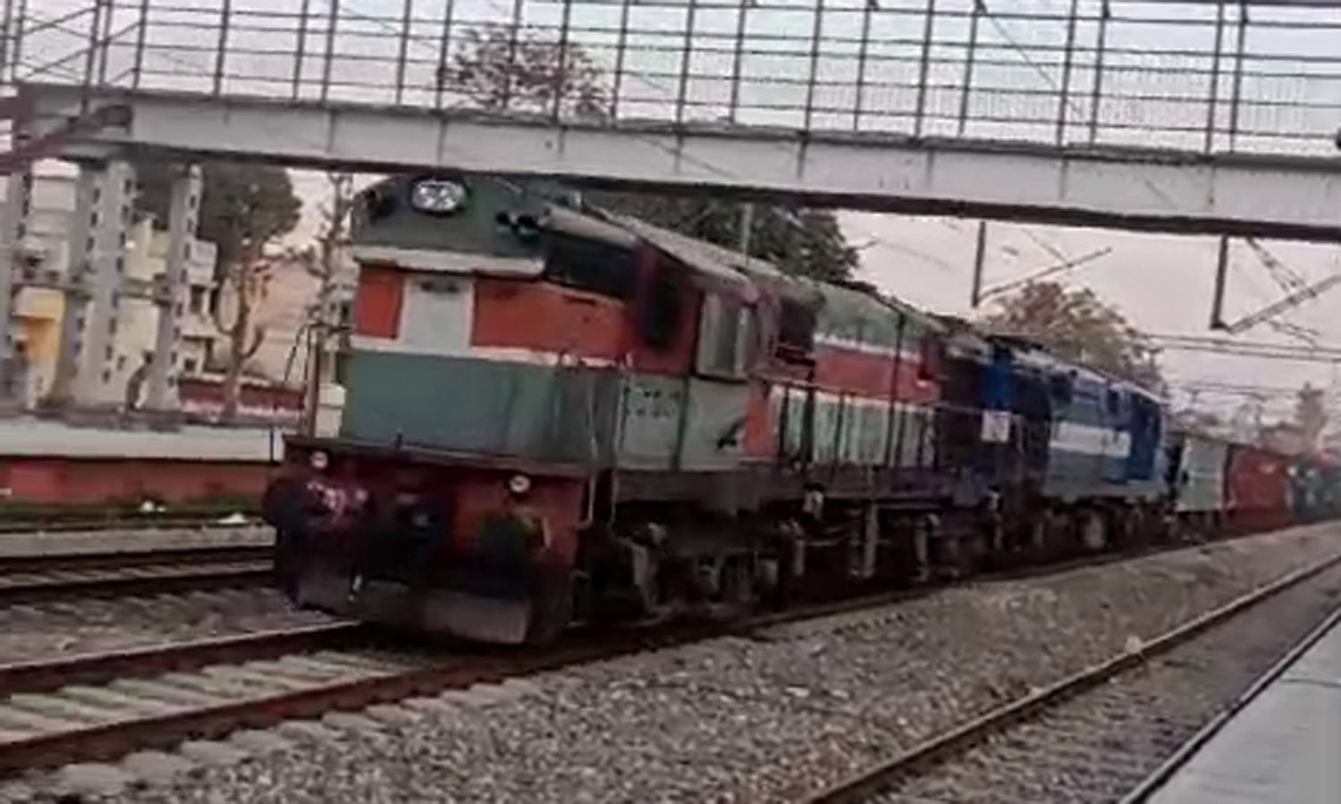 80 கி.மீ தூரம் டிரைவர்கள் இல்லாமல் ஓடிய சரக்கு ரெயில்; அதிர்ச்சி அடைந்த ஊழியர்கள்