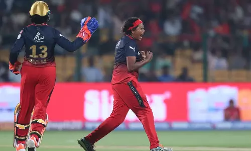 சோபனா ஆஷா 5 விக்கெட் வீழ்த்தி அசத்தல்: 2 ரன் வித்தியாசத்தில் திரில் வெற்றி பெற்றது பெங்களூரு