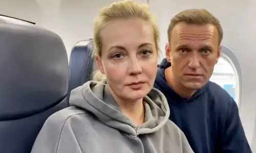 கணவர் உடலை ஒப்படைக்க மறுக்கிறார்: புதின் மீது  நவால்னி மனைவி குற்றச்சாட்டு