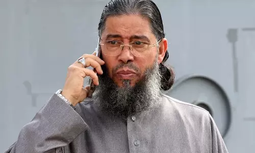 தேசியக்கொடியை அவமதித்தவரை நாட்டை விட்டு வெளியேற்றிய அரசு