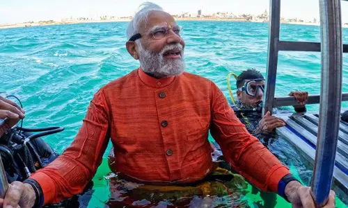 துவாரகாவில் நீருக்கடியில் மூழ்கி பிரார்த்தனை- வைரலாகும் பிரதமர் மோடியின் புகைப்படங்கள்