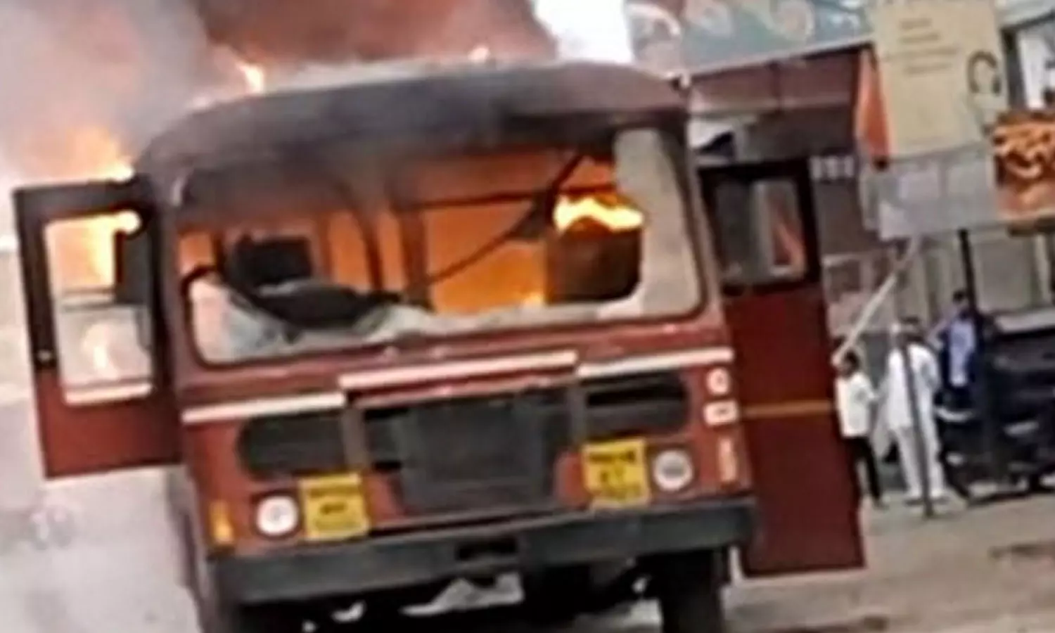 மராத்தா இடஒதுக்கீடு போராட்டம்:  பஸ் எரிப்பு -  பதட்டம்