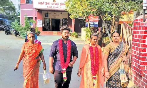 பெற்றோரை இழந்த காதலியை உறவினர்கள் எதிர்ப்பை மீறி கரம்பிடித்த என்ஜினீயர்
