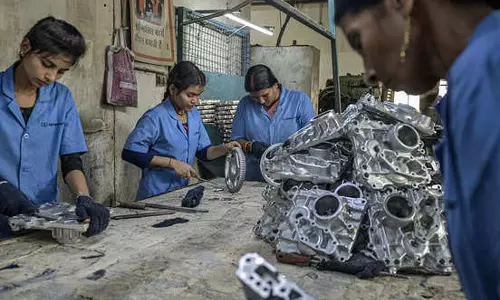 வாகன உற்பத்தித் துறையில் கலக்கும் பெண் பணியாளர்கள்