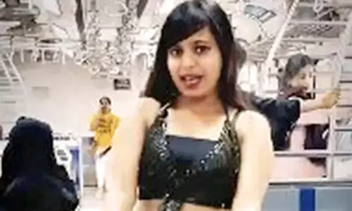 பயணிகள் ரெயிலில் நடனம் ஆடிய இளம்பெண்