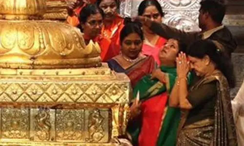 திருப்பதி கோவிலில் சசிகலா சாமி தரிசனம்