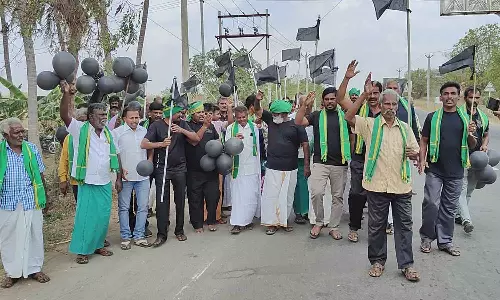 விவசாயிகள் கருப்பு கொடி ஏந்தி போராட்டம்