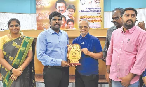 டாக்டர் கே. சீனிவாசனுக்கு நன்கொடையாளர் விருது: கலெக்டர் வழங்கினார்